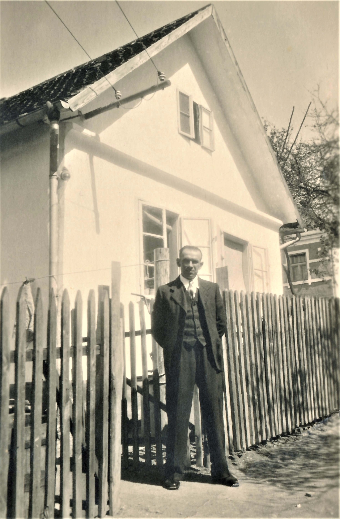 Julius Ritter (*1905/+1984) vor dem Haus Oberwart Nr. 80 (Buchengasse 9)