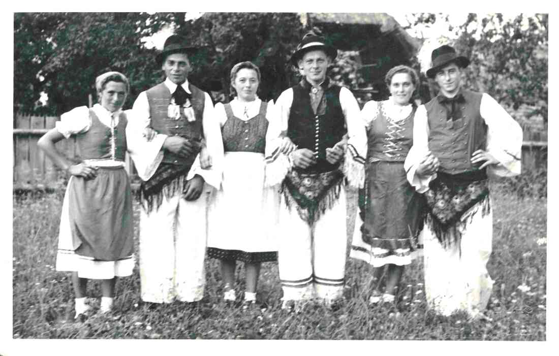 Drei Paare des reformierten Lesevereins (Erntedankfest im August 1952 beim Gasthaus Kantor) - Szabo/Tölly/Imre