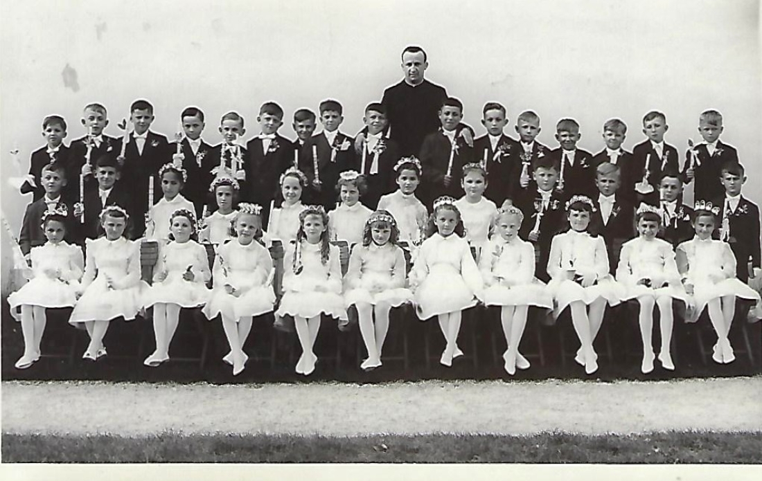 Röm. kath. Pfarre: Erstkommunion 1959 (Geburtsjahrgang 1951) - Kaplan Valentin Zsifkovits