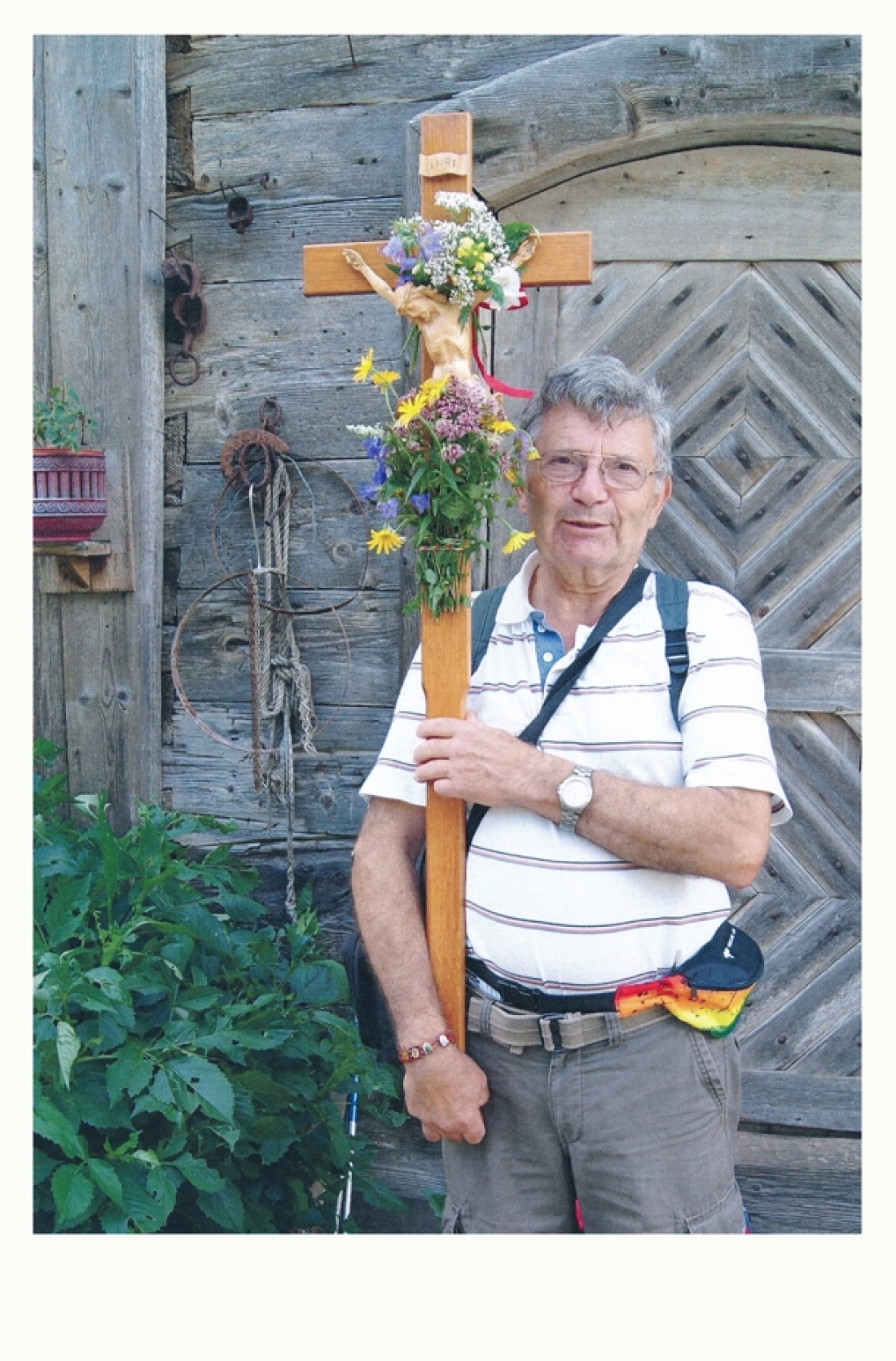 Wallfahrt der röm. kath. Pfarre: Helmut Gabriel mit dem Wallfahrerkreuz