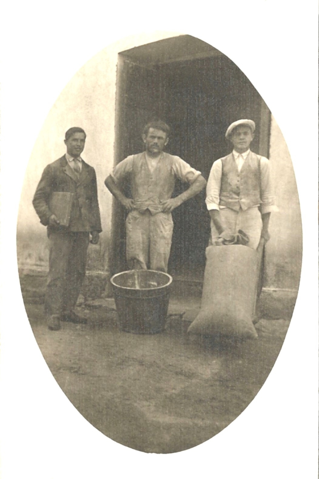 Ernst Schmaldienst (*1909/+1945) links mit Mitarbeitern der Schmaldienstmühle