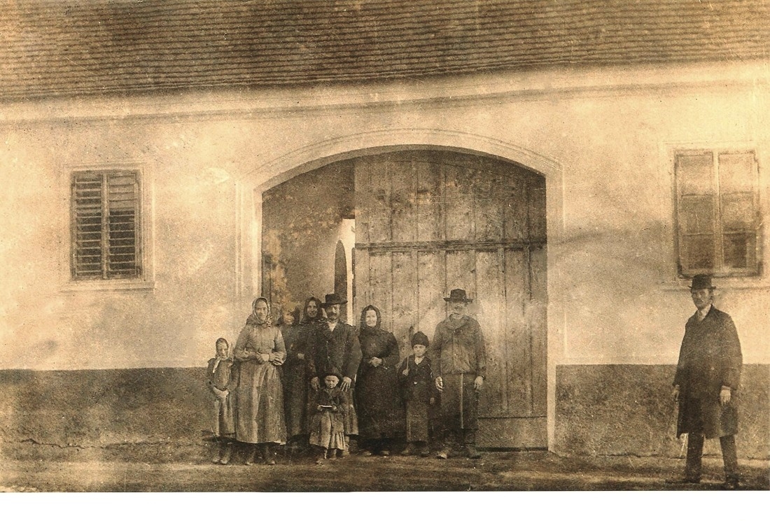 Gruppenbild der Fam. Halper vor dem Haus St. Martin Nr. 33 / Oberwarter Straße 41