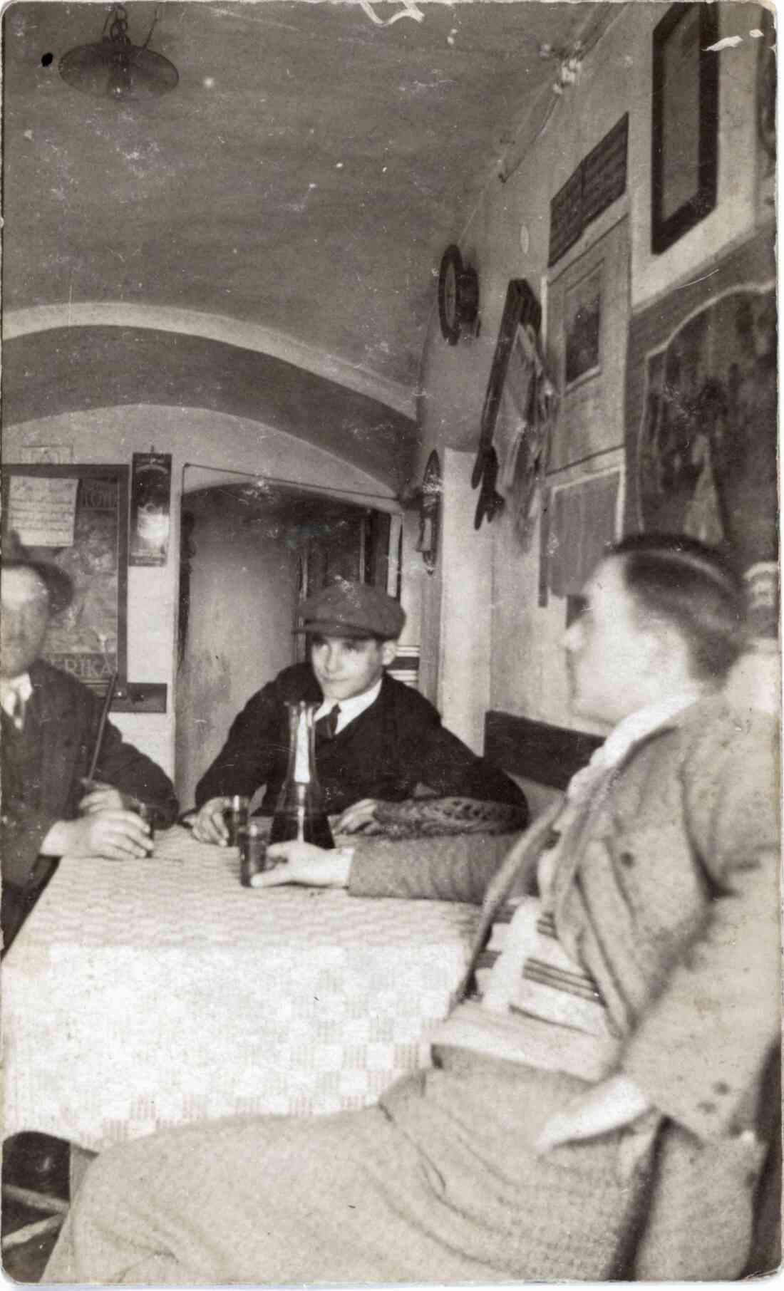 "Schwabhaus" - ehemals Weinhalle und Weingroßhandlung Josef Zambo (Steinamangererstraße 75) - In der Gaststube