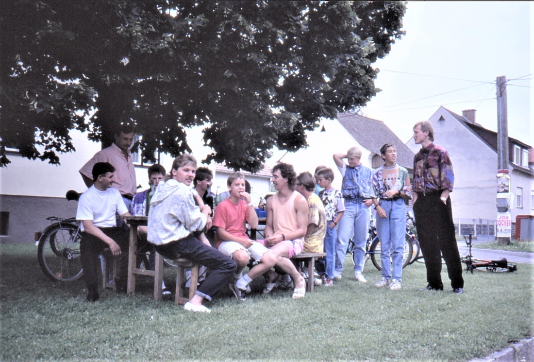 St. Martin: Die Jugend anlässlich der Hochzeit von Susanne Szendy und Werner Mirtl am 20. Juli 1991 vor dem Haus Marth