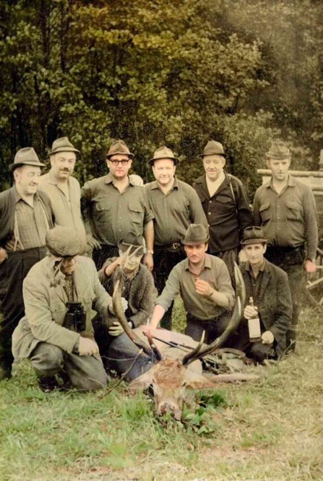 Jagdrunde: Jägergruppe mit erlegtem Hirsch - Rössl/Unger/Benkö/Faigl/Lukitsch/Graf/Magyar/Palank/Hutter