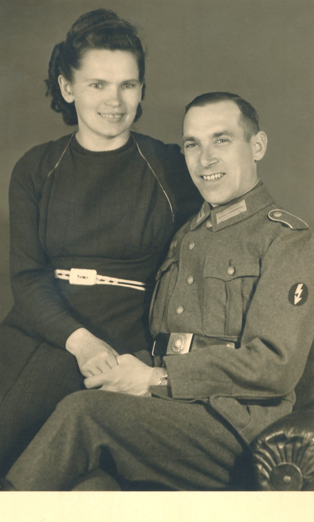 Das erst jung vermählte Ehepaar Anna (geb. Hanusch) und Josef Hicke als Soldat der deut. Wehrmacht