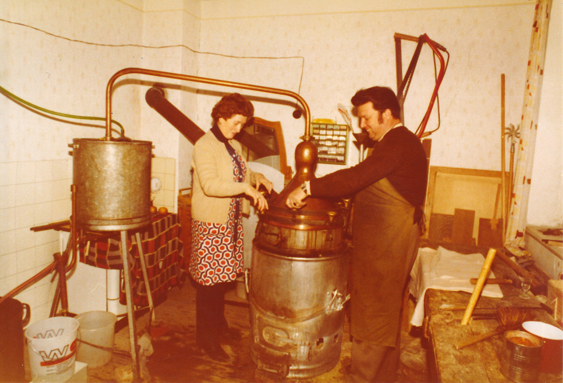 Schnapsbrennen bei Erich Langer (*1934/+2010) - Am Telek 21 / hier gemeinsam mit Schwester Edith Miertl