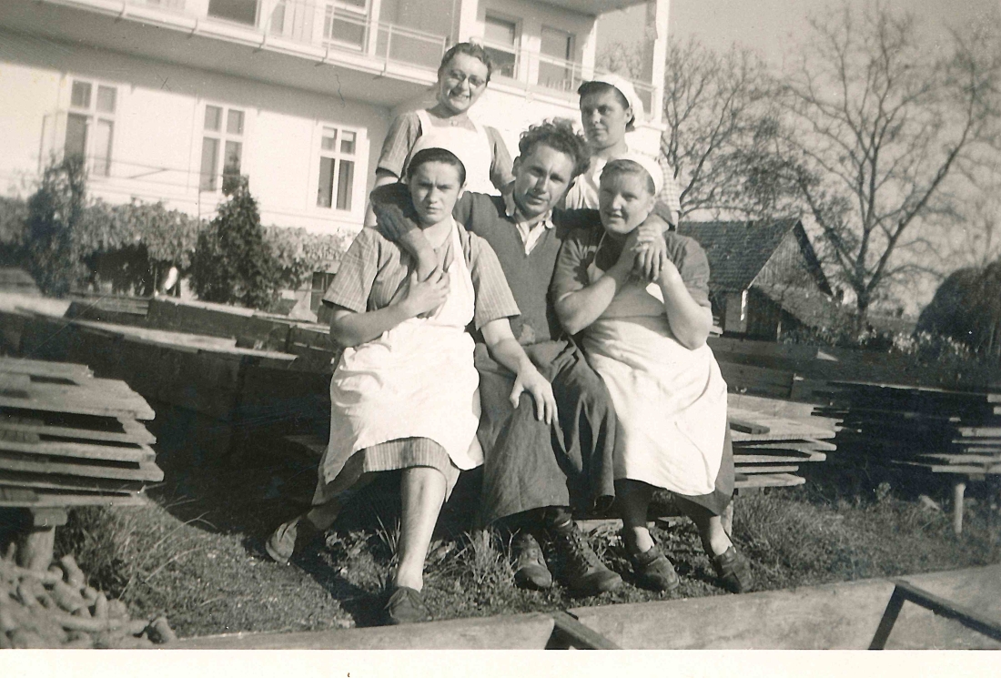 Pause im Garten bzw. Gemüsegarten des Krankenhauses (Spitalgasse) - Nemeth/Engelmayer/Glatzhofer