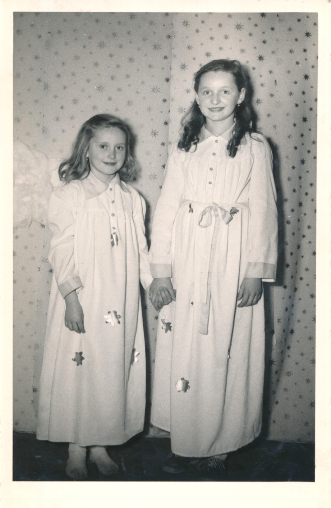 Elisabeth und Helga Tölly als Teilnehmerinnen beim Weihnachtsspiel der Schulen 1954