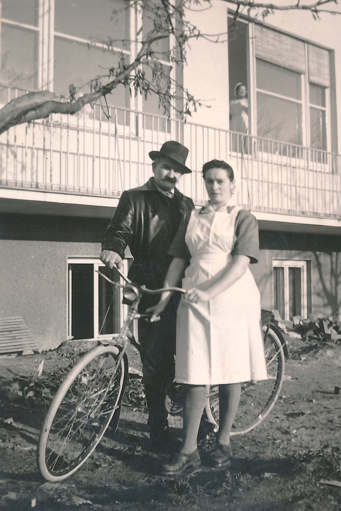 Frieda Folkensteiner (Köchin) und Herr Toni (Hausarbeiter) mit seinem Dienstfahrrad vor der Südfront des Krankenhauses (Spitalgasse / heute Dr.-Emmerich-Gyenge-Platz)