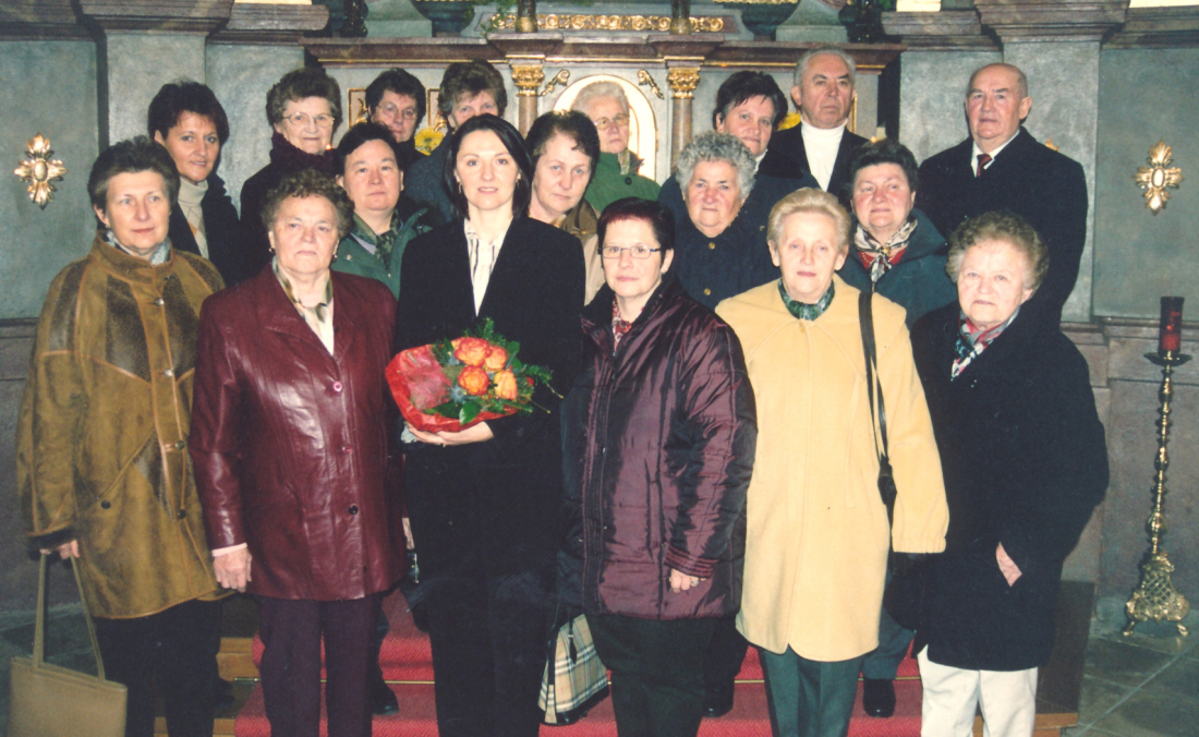 St. Martin: Gruppenbild des Kirchenchors anlässlich des Dienstjubiläums "20 Jahre Chorleitung" durch Erni Eberhardt