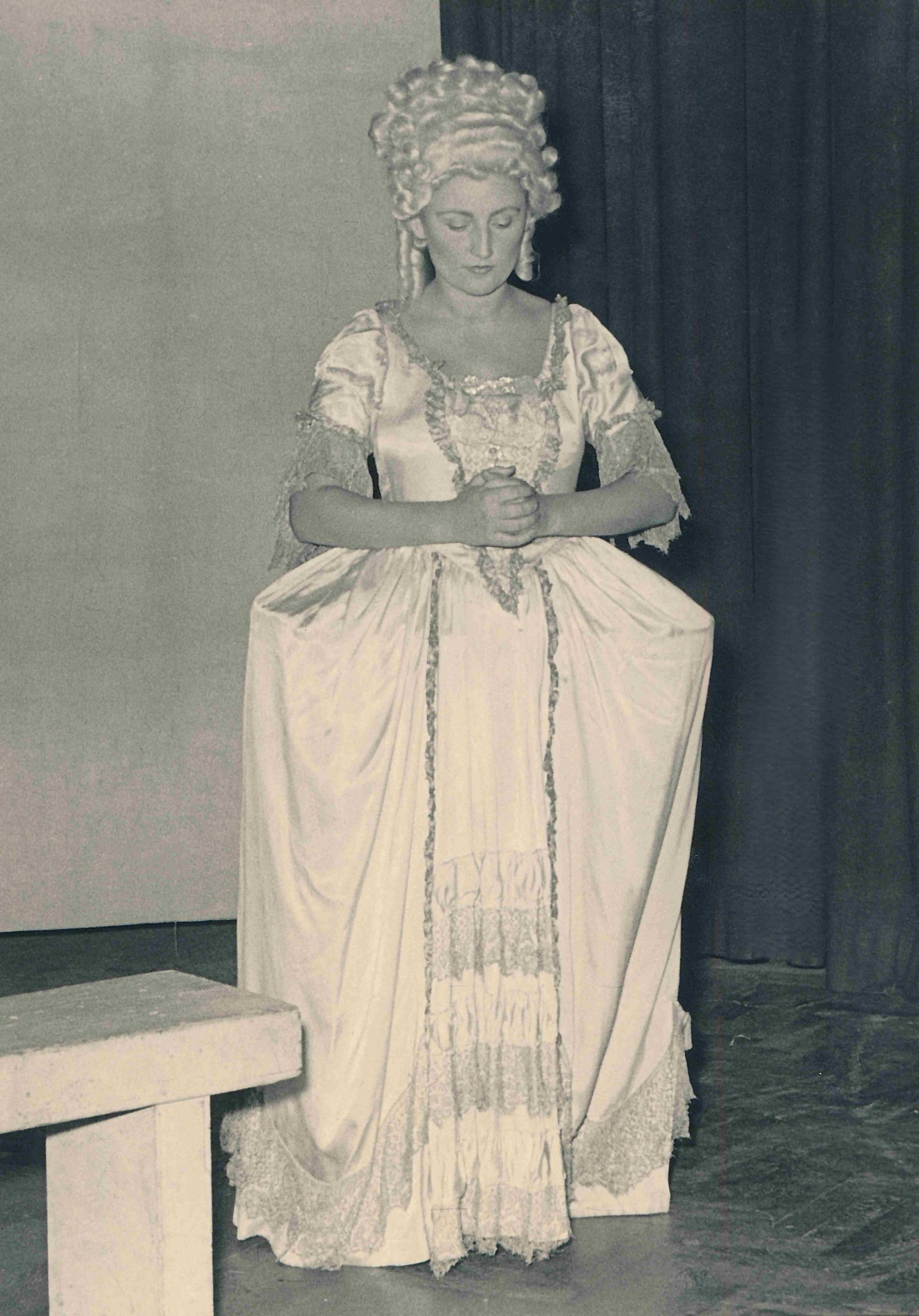 Gertraud Schober in der Rolle der Rosemarie in Wolfgang Amadeus Mozarts Hochzeit des Figaro an einem Wr. Theater