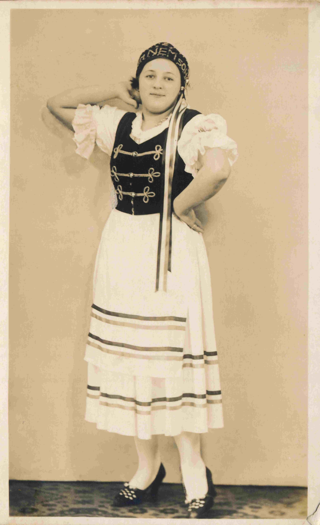 Helene Benkö (verh. Marschall, *1901/+1981) in ungarischer Tracht
