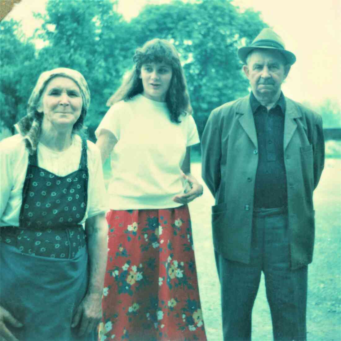 Izabella Baliko (geb. Szabo, *1902 / +1987) mit Enkelin Ilse Benkö und Bruder Ludwig Szabo (*1901 / +1980) - Bräuhaus
