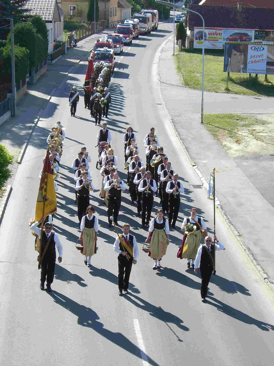 1. Mai: Maimarsch von Stadtkapelle und Feuerwehr auf Höhe Steinamangererstraße 123 (Obojkovits/Pongracz/Wogatai/Gutleben/Poiger)