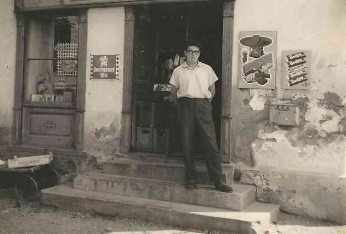 Alexander Fülöp vor der Gemischtwarenhandlung Maria Glatz (Grazerstraße 26)