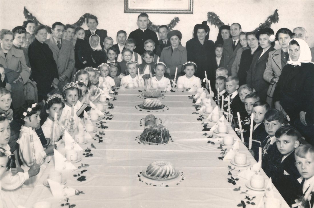 Röm. kath. Pfarre: Hl. Erstkommunion 1952 mit Kaplan Rudolf Sobotka
