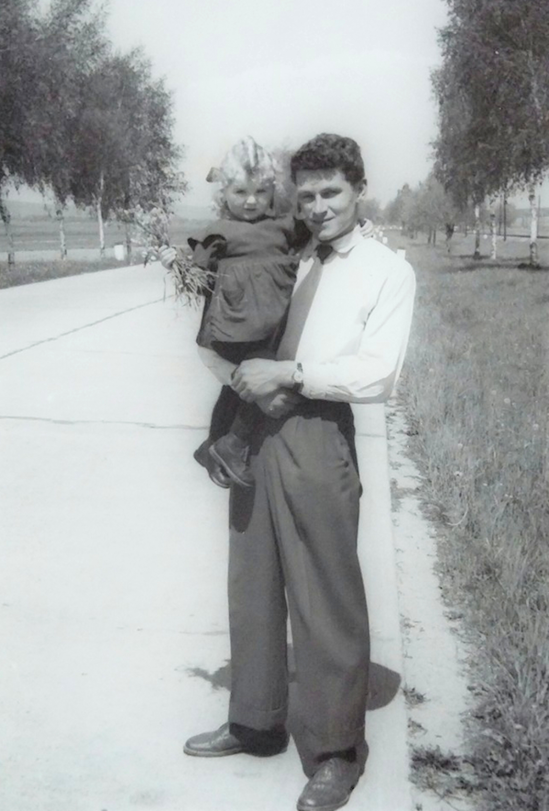 Der stolze Vater Alexander "Sanyi" Imre (*1932) mit seiner Tochter Marlene mit Blick auf die "Betonstraße" (heute B63)