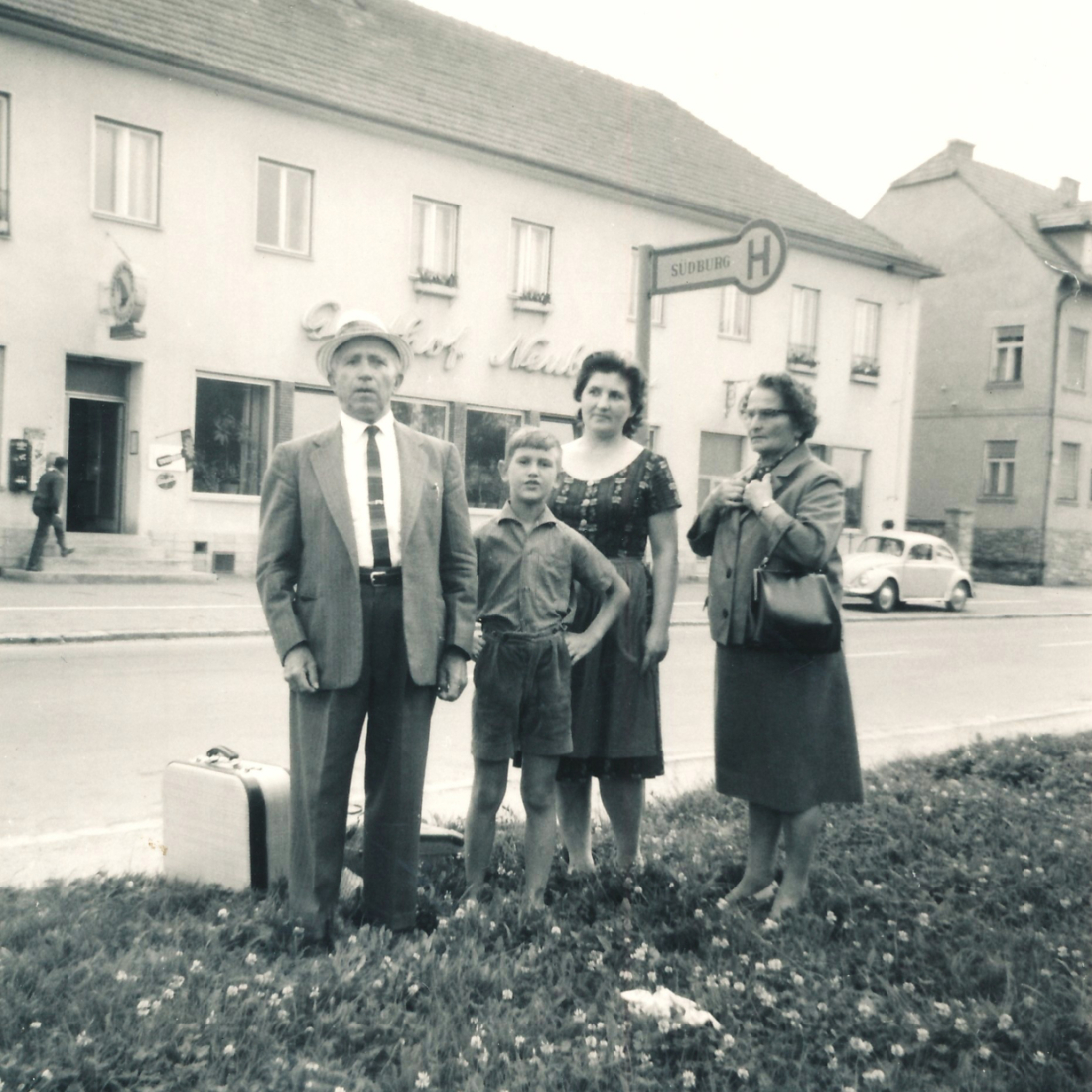 Fam. Mikovits bei der Bushaltestelle vis a vis des Gasthofs Neubauer
