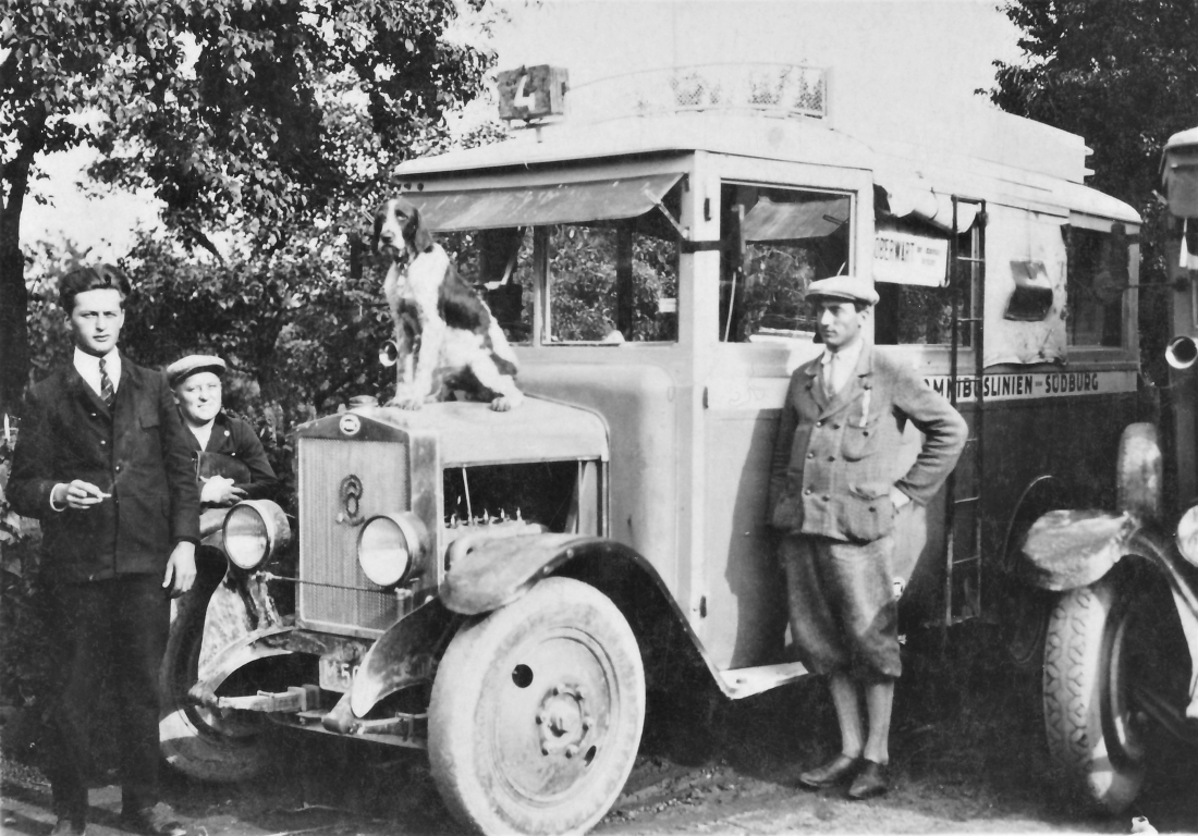 Südburgchauffeuer Johann Ruzsa mit seinem Wagen der Linie 4