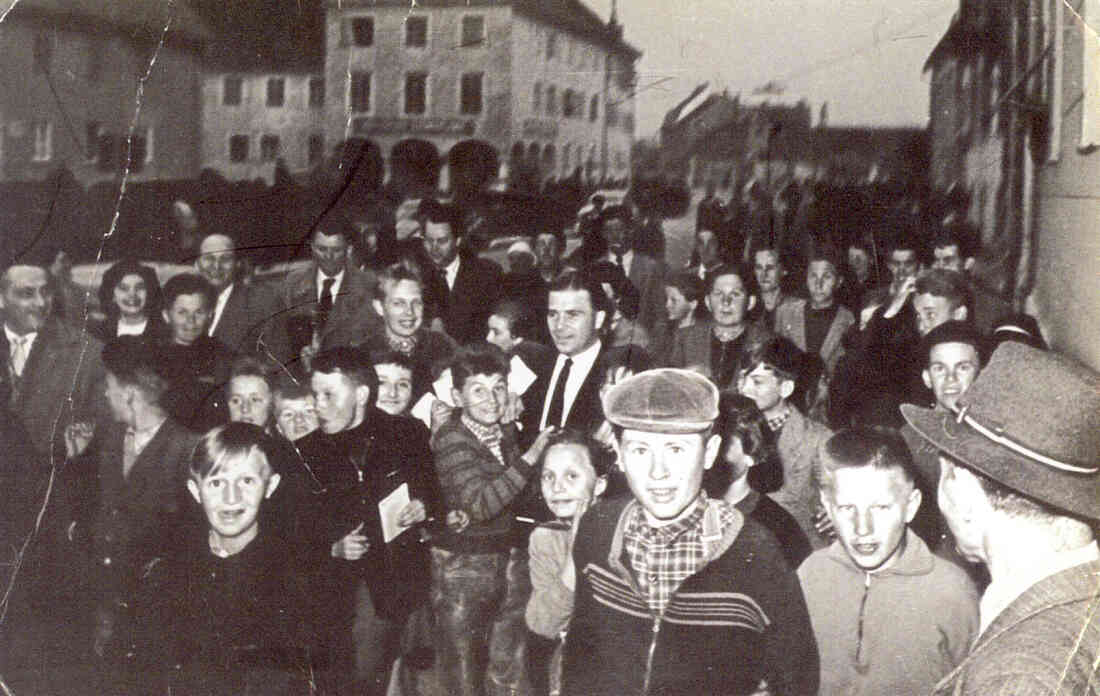 Fußball: Ferenc Puskas nach dem Spiel des Ungarischen Nationalteams gegen den SC-Oberwart auf dem Weg in den Gasthof Neubauer