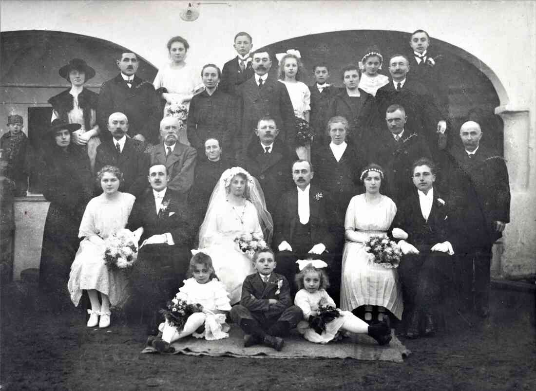 Hochzeitsgesellschaft im Jahr 1922