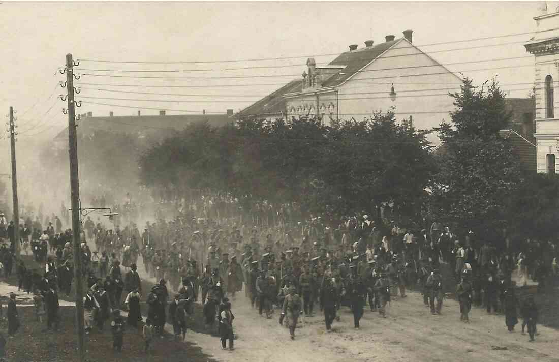 Durchmarsch gefangengenommener, russischer Offiziere (im Hintergrund das Hotel Freiszlinger, Hauptplatz 3) - Orginalaufnahme