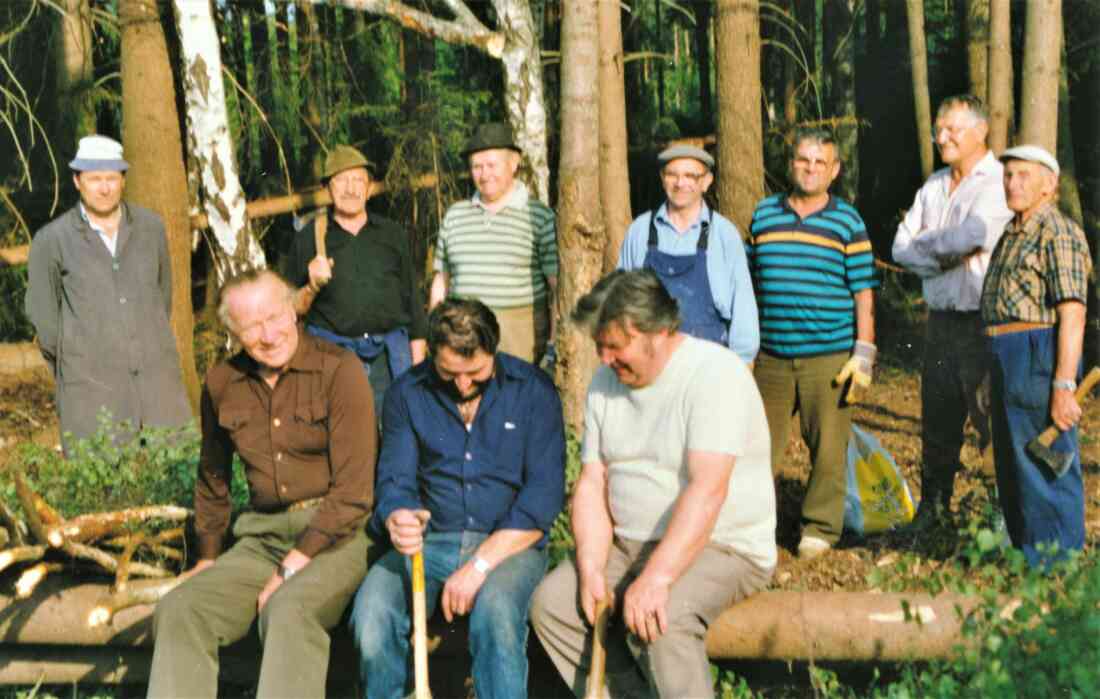 Röm. kath. Pfarre: Männerrunde beim Schneiden der Birkenzweige für die Fronleichnamsprozession