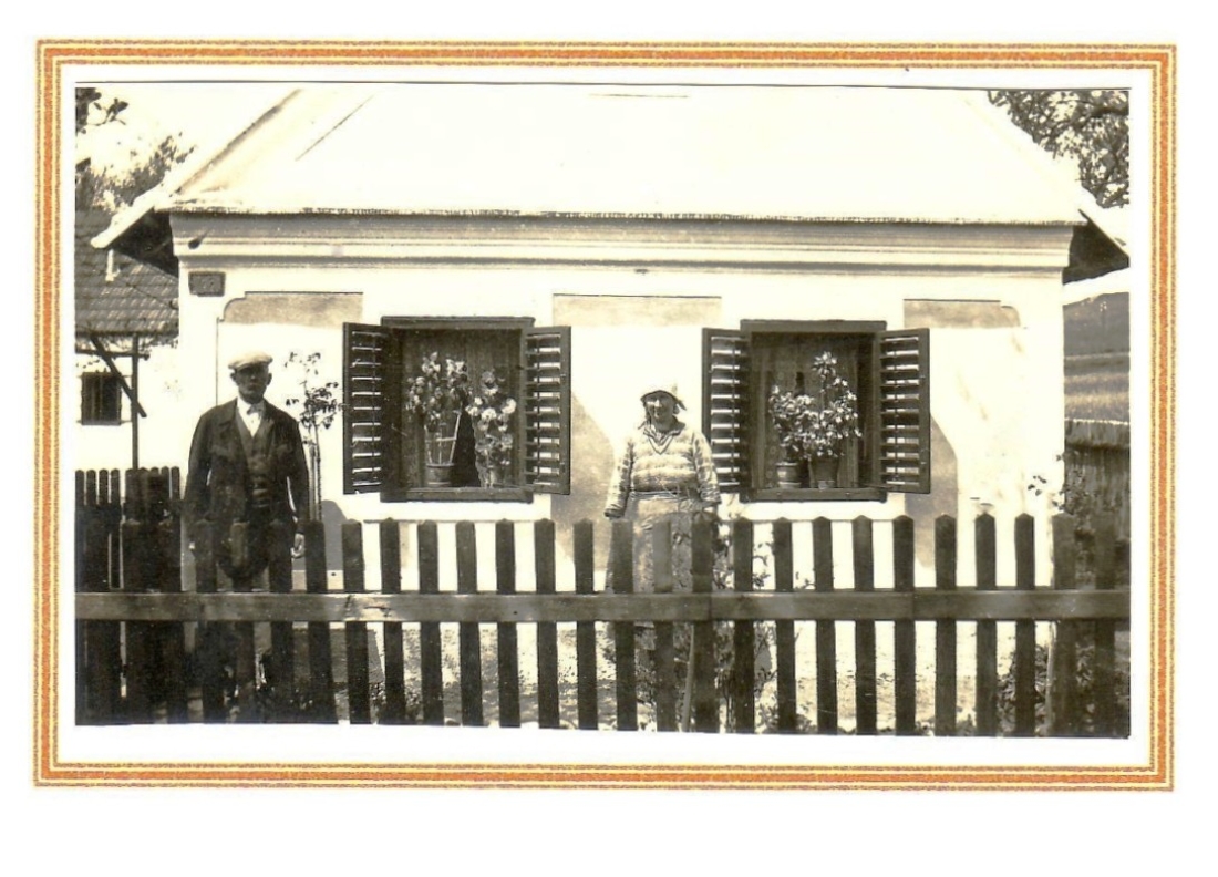 Das Ehepaar Amanda und Stefan Kiss sen. vor dem neuerbauten Haus OW 47 / Lindengasse 5