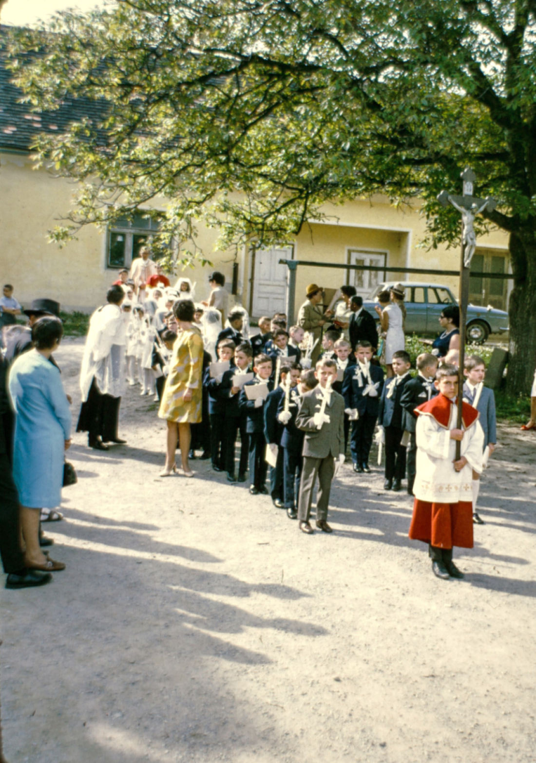 Röm. kath. Pfarre: Hl. Erstkommunion: Aufstellung vor dem alten Pfarrheim - Kreuzträger "Peppi" Josef Stelzer