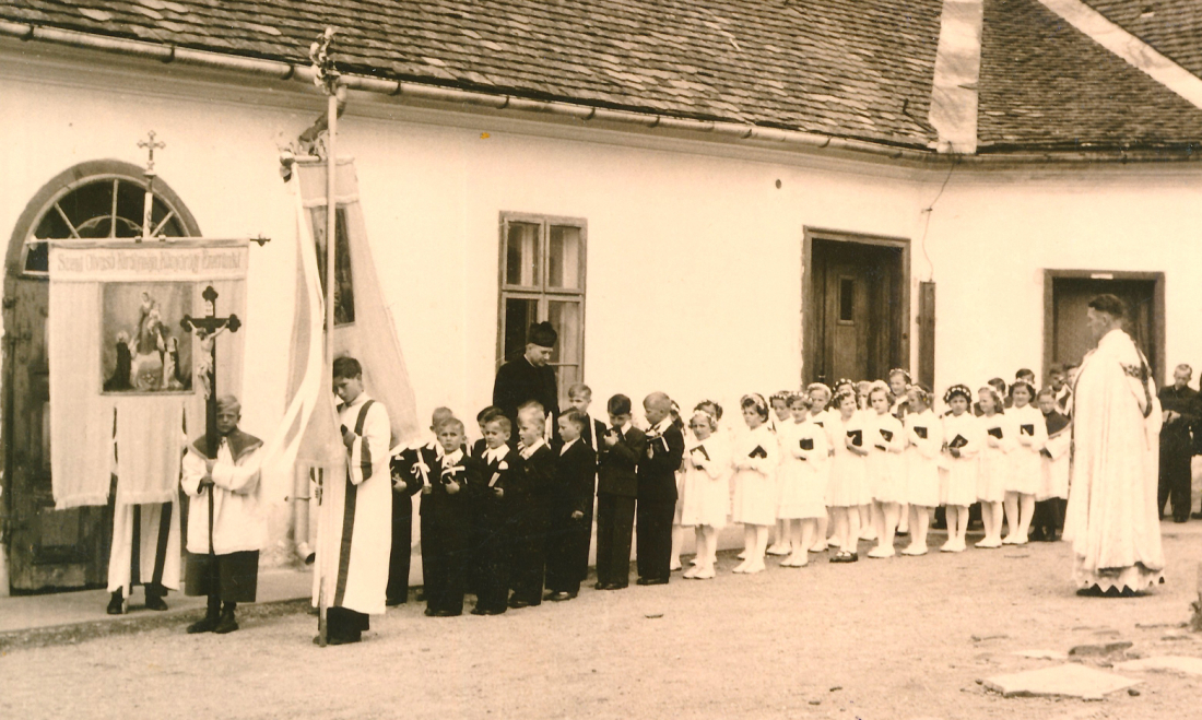 Röm. kath. Pfarre: Hl. Erstkommunion 1952 - Aufstellung vor dem Pfarrheim (Heintz/Sobotka)