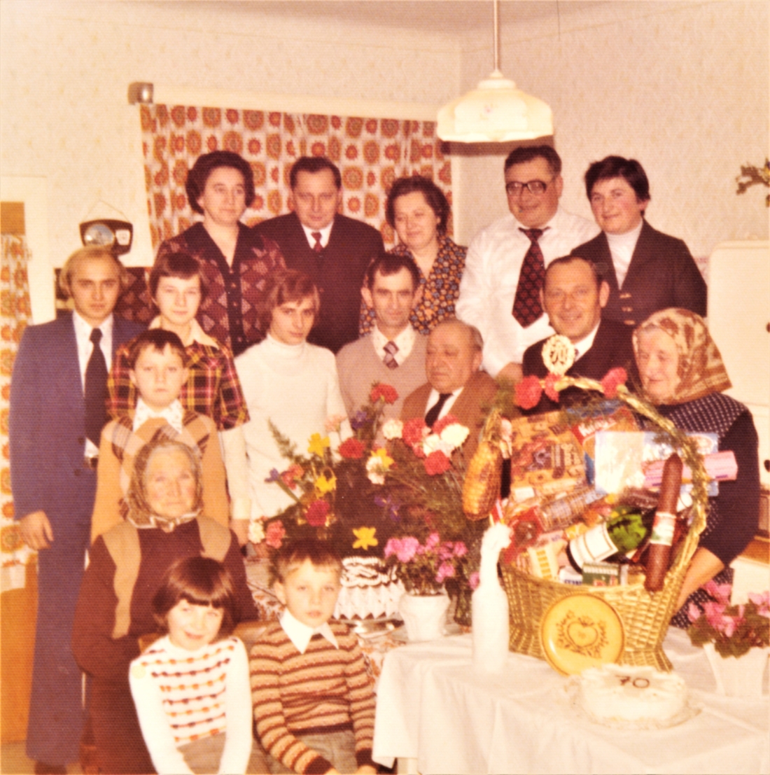 Geburtstagsfest zum 70-er Elisabeth Tölly (geb. Baliko, *1906 / +1993): Familienfoto mit Geschenkkorb