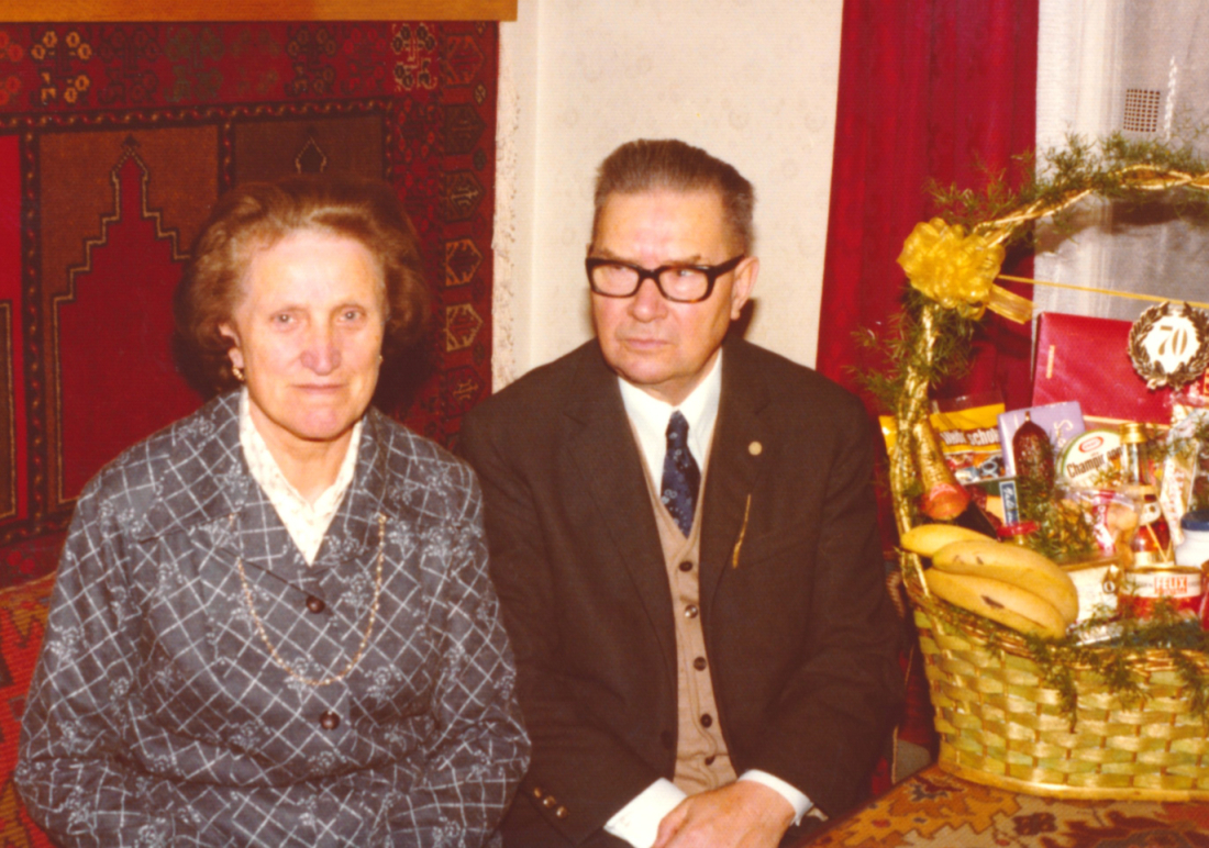 Das Ehepaar Juliana und Alois Langer  anlässlich seines 70. Geburtstags mit dem obligaten Geschenkkorb