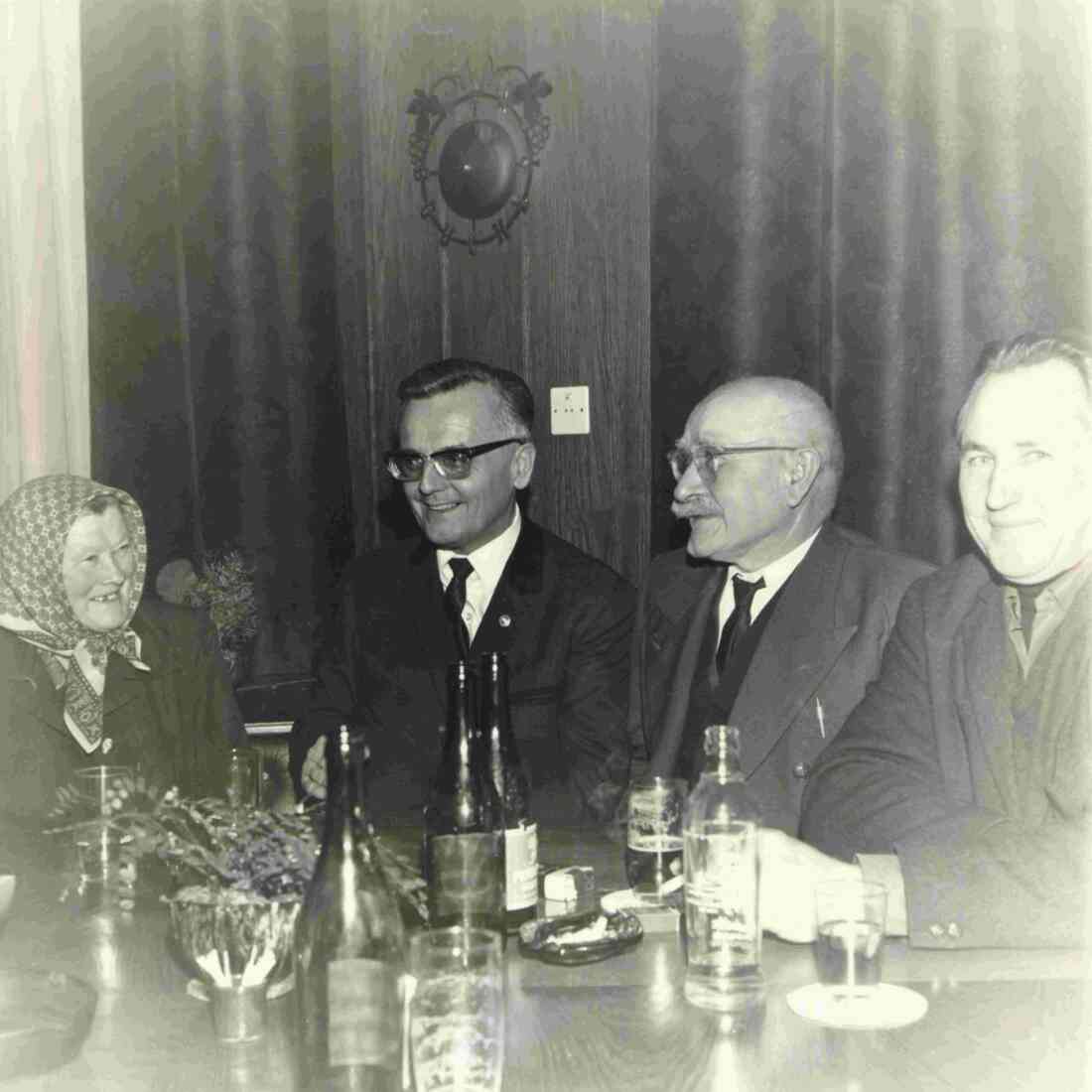 LH Theodor Kery tauscht sich im Gasthaus Neubauer mit Altbgm. Josef Böcskör aus