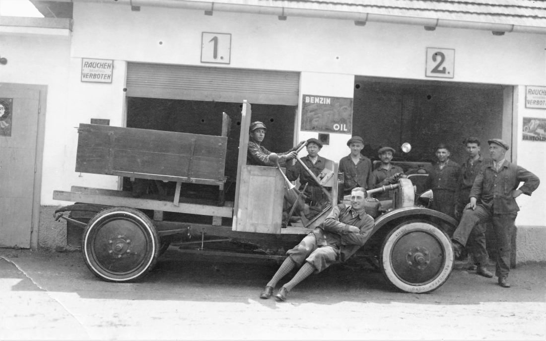 Autogarage Adolf Halvachs & Co (OW 176 / Wienerstraße 13): Selbstbau-LKW