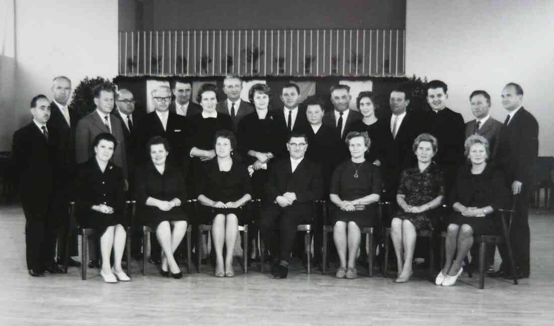 Anlässlich der Eröffnung der Volksschule als Teil der Zentralschule am 21. Oktober 1961: Der Lehrkörper der Volksschule