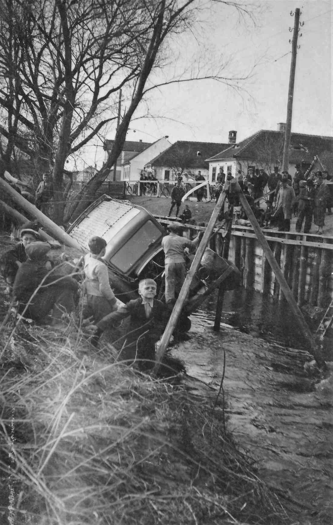 Verunglückter Paketzustellwagen in der Pinka (Steinamangererstraße 70 - 74 ca.)