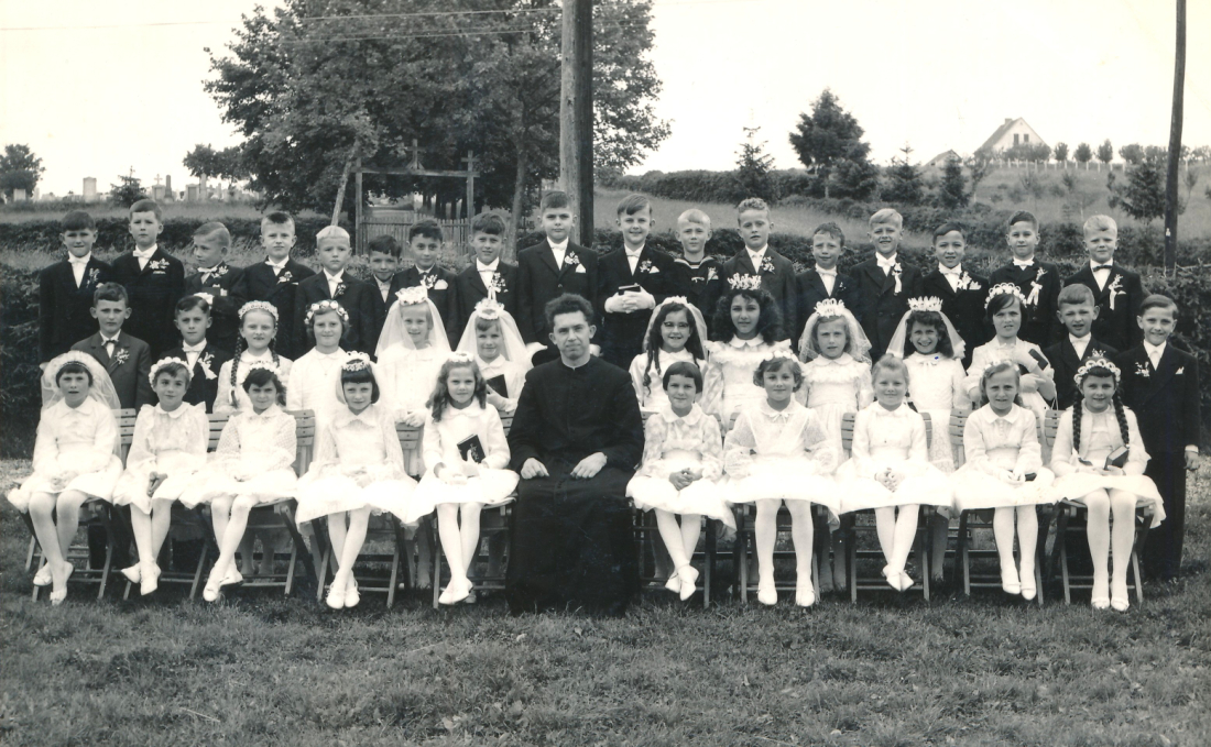 Röm. kath. Pfarre: Hl. Erstkommunion 1961 mit Kaplan Josef Mikovits