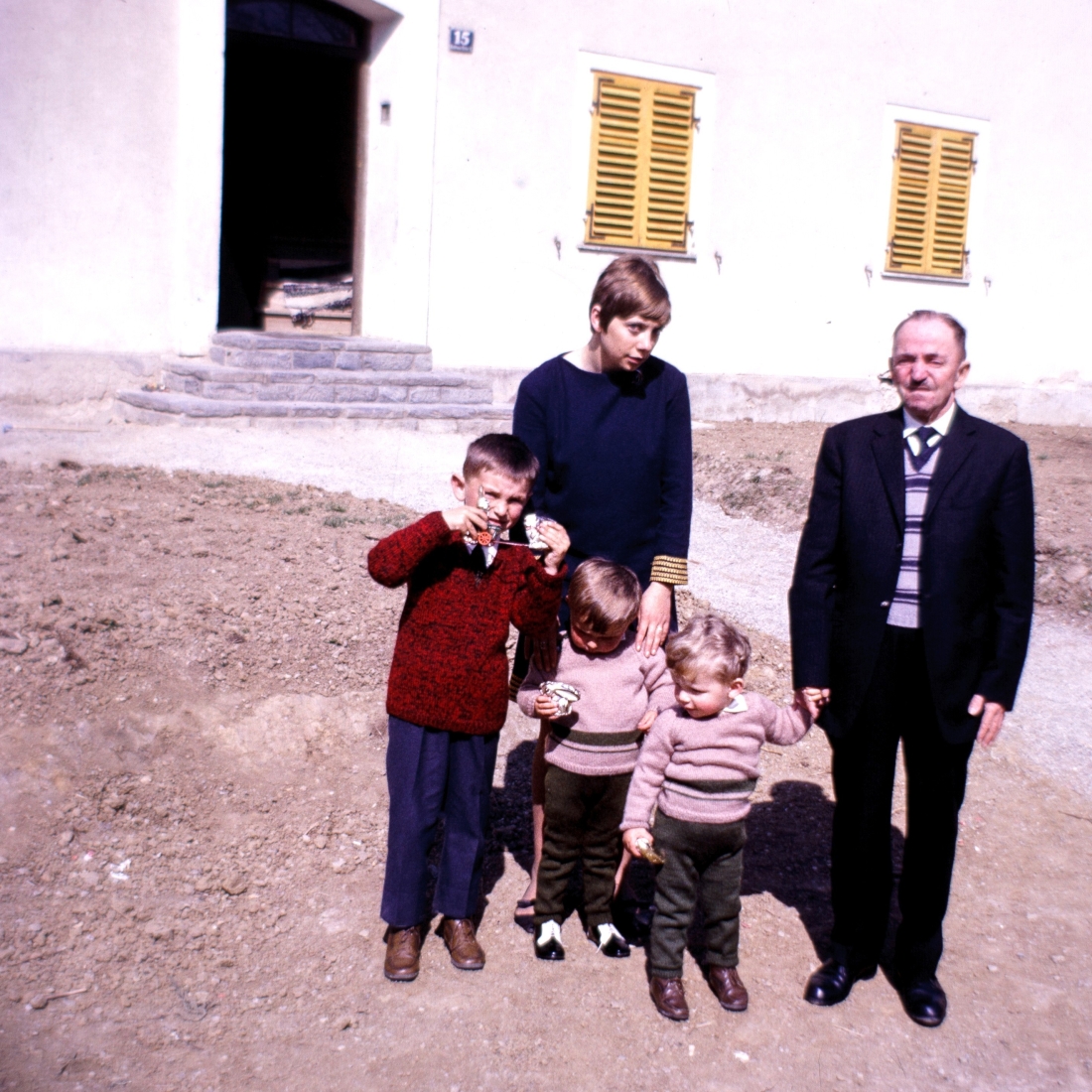 Ostern - die Unger-Brüder mit Opa und Cousine vor dem Haus Andreas Hofergasse 15