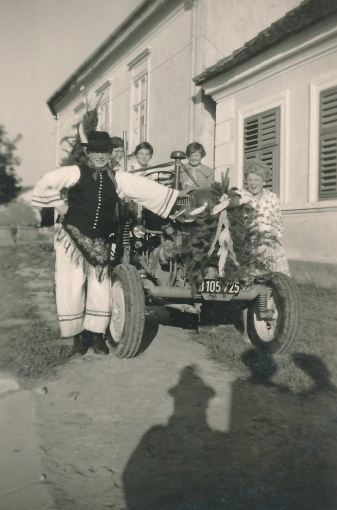 Vor dem Haus Grazerstraße 55: bereit zur Abfahrt mit dem Traktor zum Erntedankumzug - Tölly/Topler/Szabo/Jäger