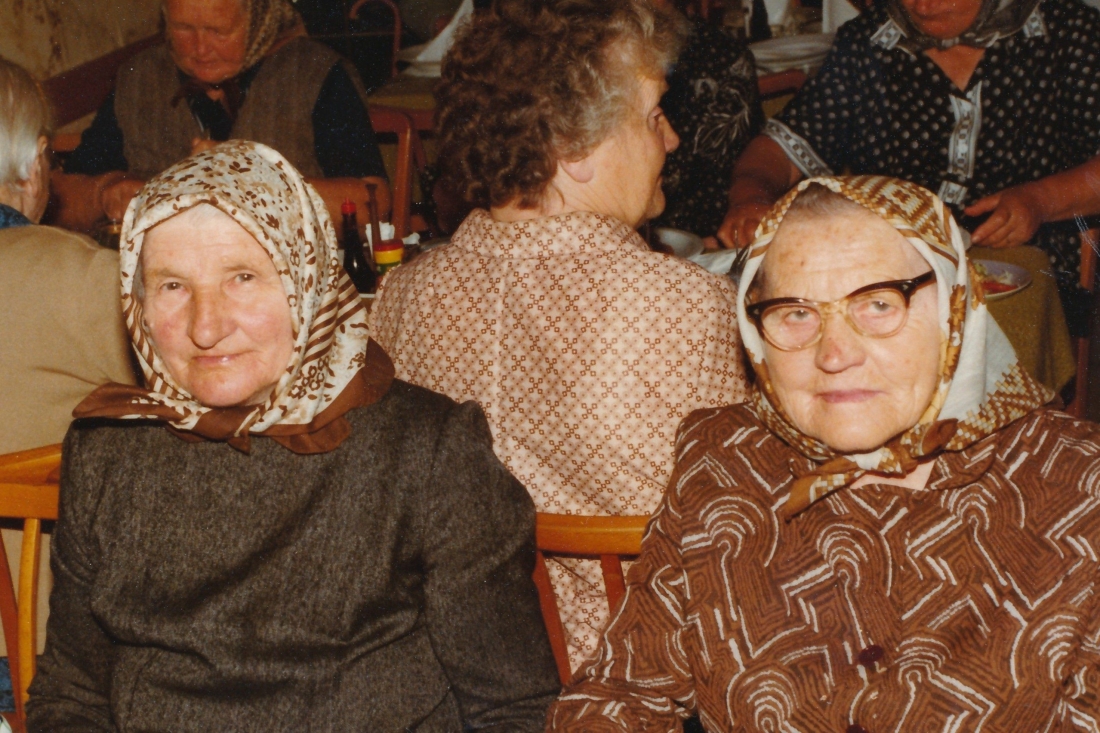 St. Martin: Agnes Korbadits (*1904/+2005) und Anna Guger (*1900/+1995) mit dem damals noch obligaten Kopftuch
