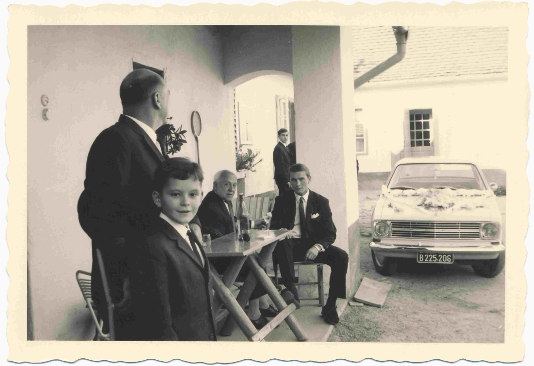 Hochzeit Helene Böcskör und Alexander Adorjan: erste Rast im Brauthaus in der Roseggergasse 12 / Brautauto: Opel Kadett - Oswald/Benkö/Imre