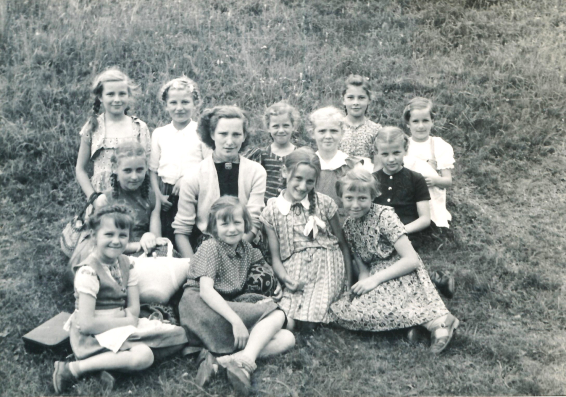 Röm. kath. Pfarre: Jungscharmädchen um Elfi Graf