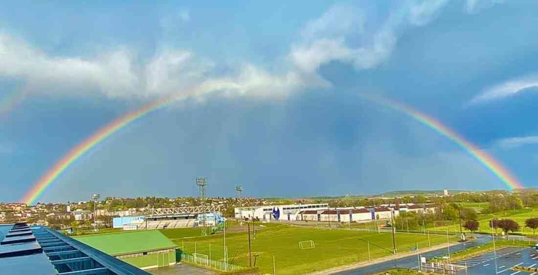 Regenbogen über Sporthalle und Messegelände