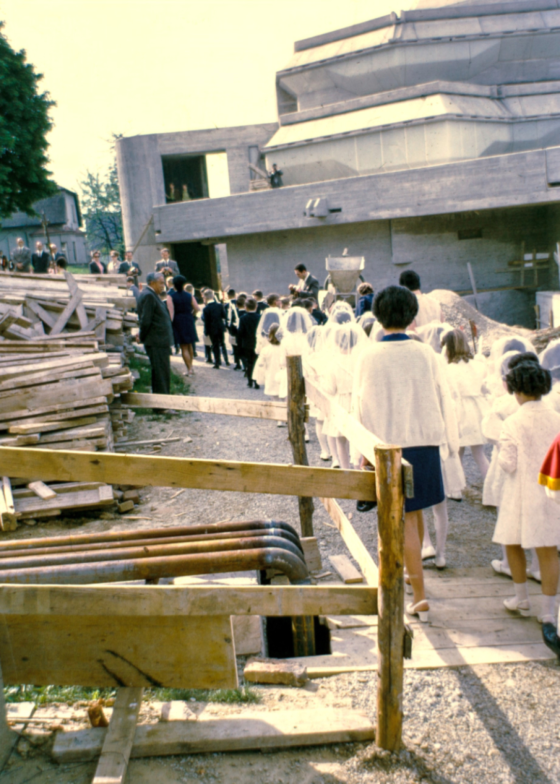 Röm. kath. Pfarre: Hl. Erstkommunion - quer durch die Baustelle der Osterkirche auf dem Weg zur Kirche Maria Himmelfahrt