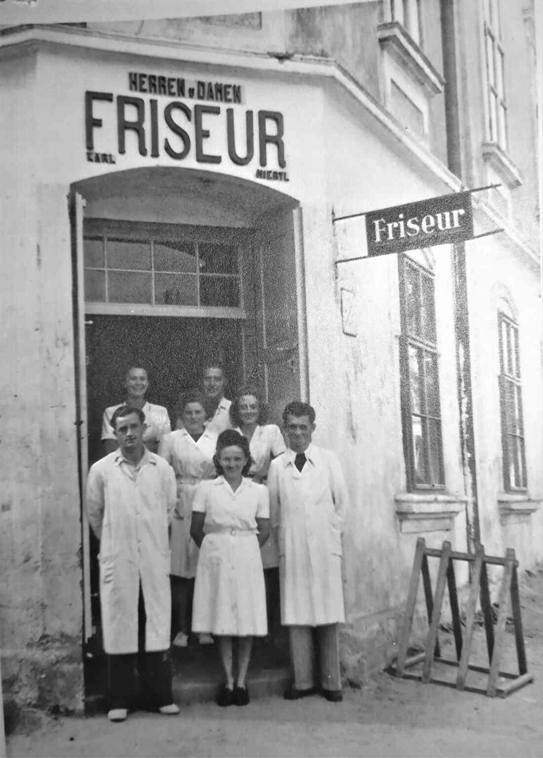 Karl Miertl: Herren- und Damenfriseur - Schulgasse 1/Hauptplatz 16