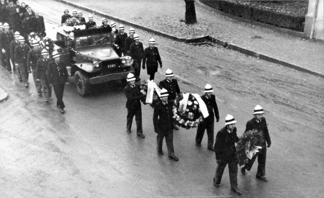 Feuerwehr: Trauerzug - Begräbnis Samuel Hutter +12.11.1955 (evang. AB)