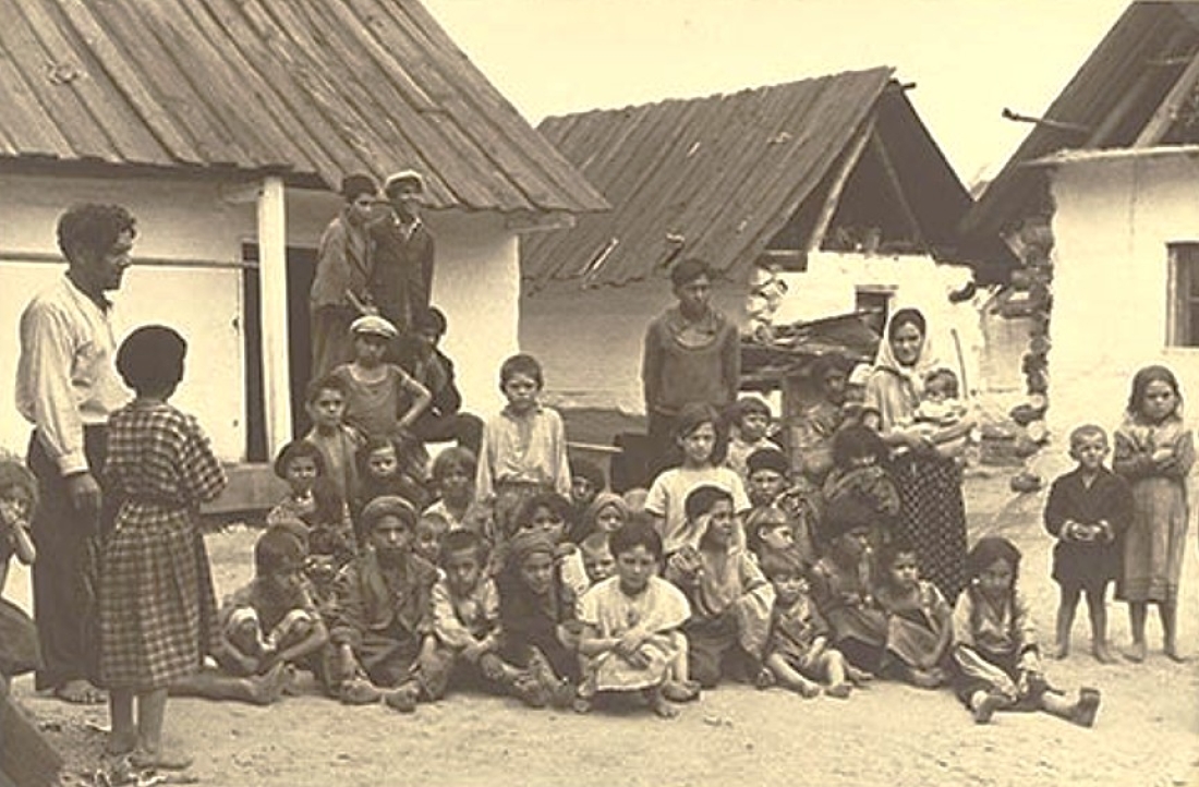 Roma: Gruppenbild mit Kindern in der 1. Romasiedlung - Mühlgasse "Zigeunerkolonie"