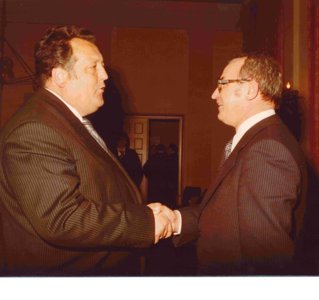 Bezirkshauptmann Alfred Kranich gratuliert Ernst Schmaldienst zur Wahl als Bürgermeister