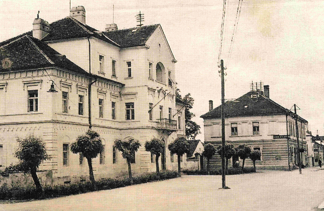 Bezirksgerich (Hauptplatz 12) mit dem südwestlichen Teil des Hauptplatzes und dem Gebäude Hauptplatz 10